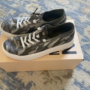 Madden nyc 6.5 camo platform sneakers